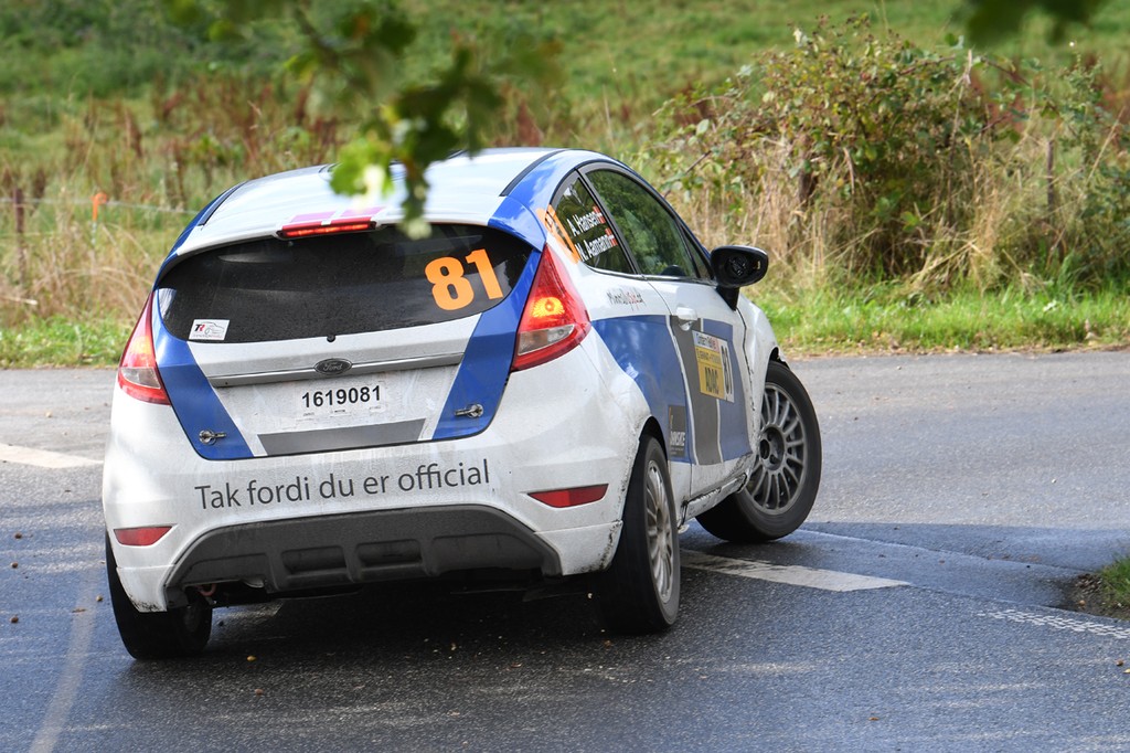 I semifinalen sluttede Jacob Egholm halvandet sekund efter Anders Kirkeby Hansen, som her driver sin 13 år gamle Ford Fiesta Sport omkring et skarpt hjørne i Cimbern Rallye.
(Foto: Morten Dam/Specialpress@gmail.com)